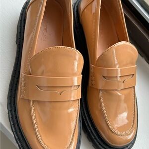 NWoT Women’s Tan Loafers